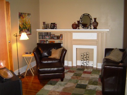 #2 Living room w/mantle